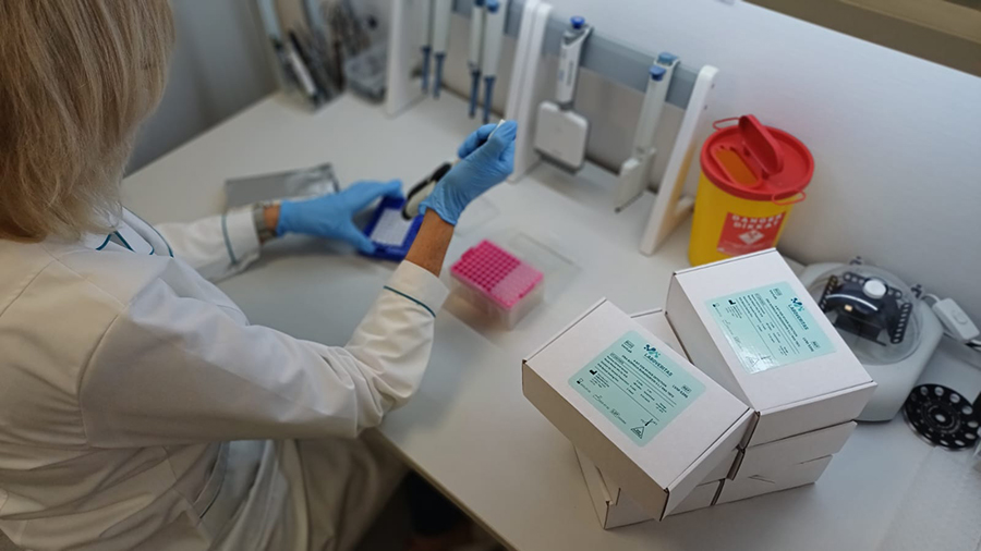 Laborants, kas strādā ar Laboveritas aprīkojumu